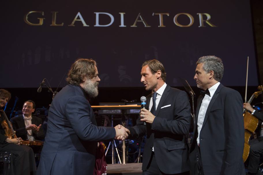 L’incontro tra Russell Crowe e Francesco Totti sul palco della serata “Il Gladiatore in concerto” al Colosseo. LaPresse